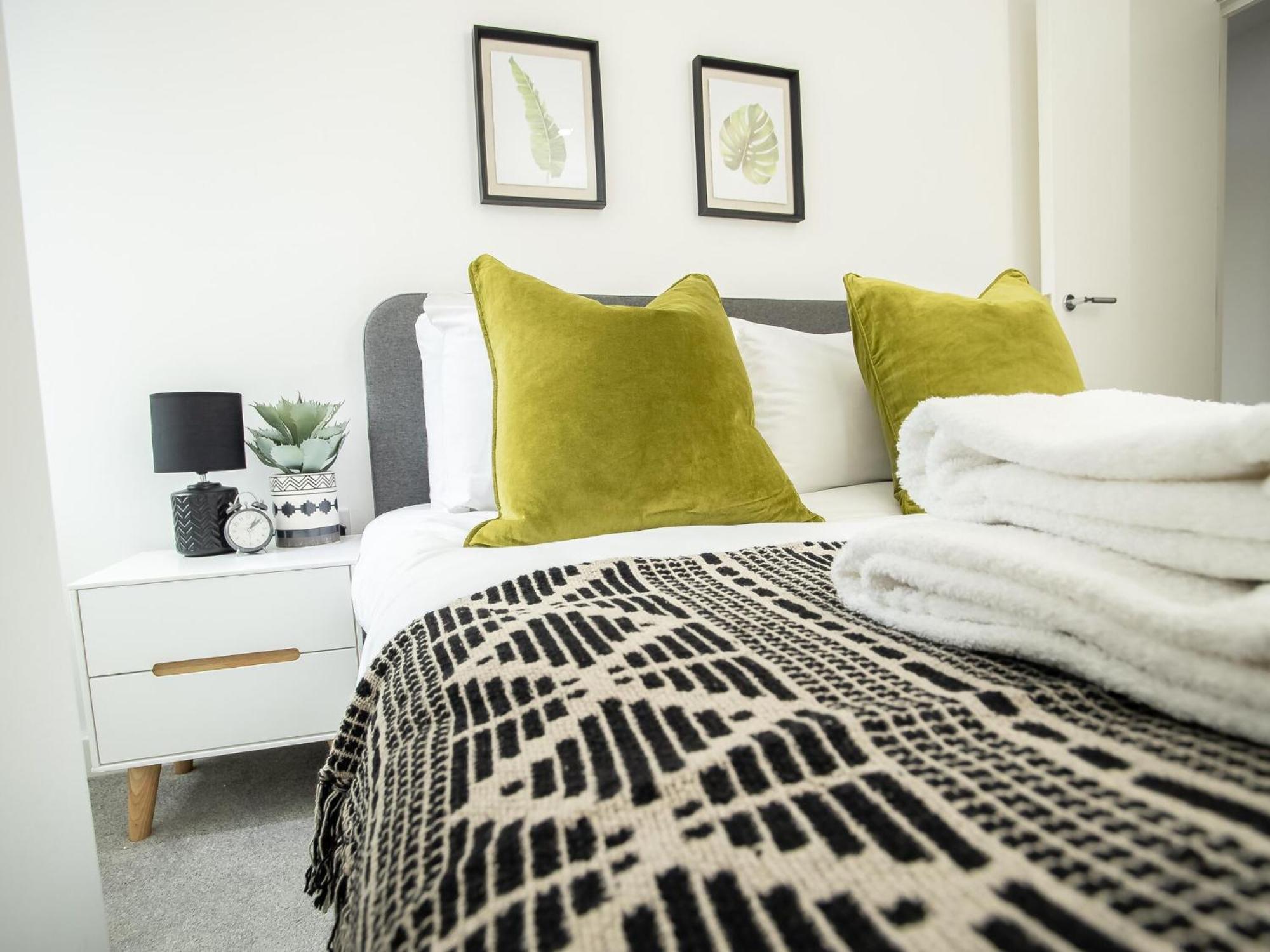Pembroke House Apartments Exeter For Families Business Relocation Free Parking Exterior photo
